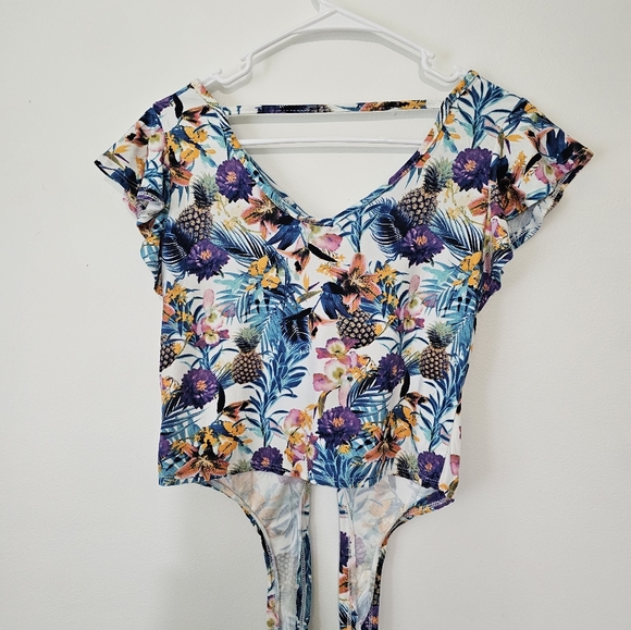 TROPICAL Hot Kiss M Crop Top Hawaiian Style Shirt; Bought in Vegas; Used Once - Picture 6 of 6